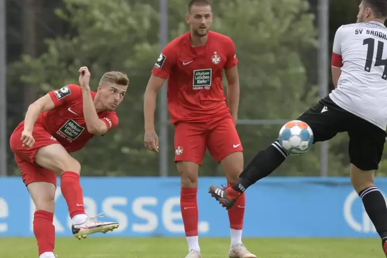 Mit viel Schwung dabei: FCK-Stürmer Elias Huth am Mittwoch im Test gegen den SV Sandhausen.