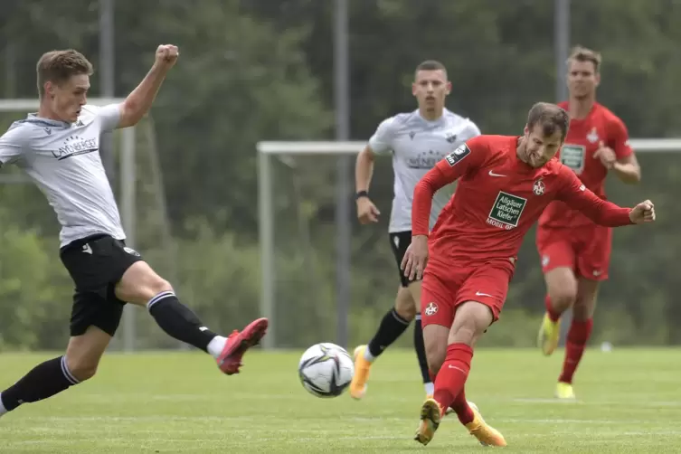 Unerm&uuml;dlich und effektiv: Lauterns Hendrick Zuck. Links st&ouml;rt ihn der Ex-FCK-Kapit&auml;n Carlo Sickinger. 