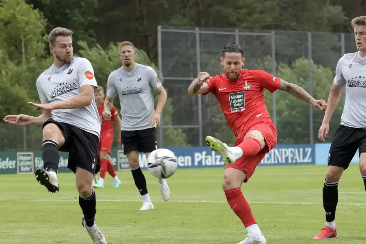 Energischer Versuch: FCK-Neuzugang Mike Wunderlich (rechts).