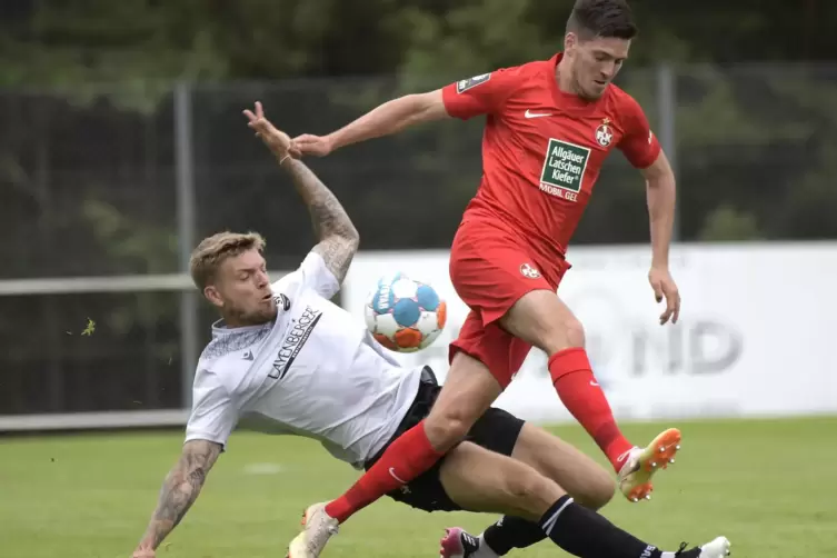 Rasant: der Ex-Lauterer Alexander Esswein (links) und FCK-Rechtsverteidiger Dominik Schad.