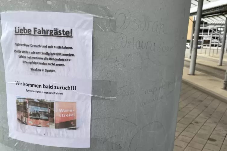 Am Bahnhof: Busfahrer-Plakat erkl&auml;rt den aktuellen Streik. 