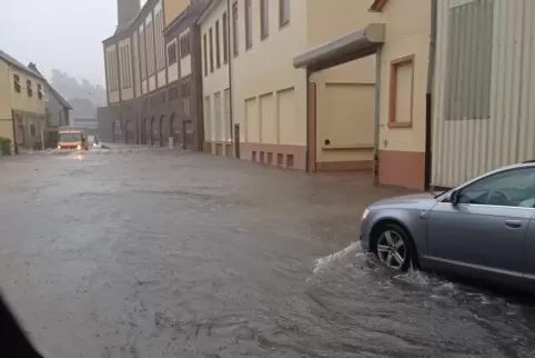 Wasser-Straße: überflutete B 39 in Neidenfels.