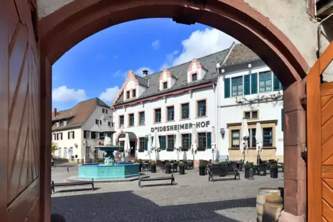 Hotel und Restaurant: der Deidesheimer Hof. 