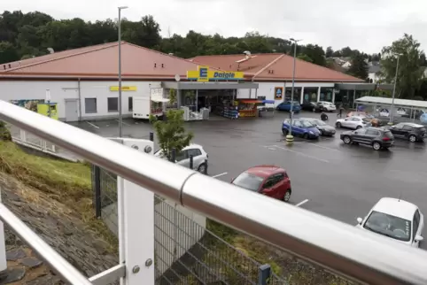 Hoffentlich bald Taubenheimat: Hier, auf dem Plateau hinter den Einkaufsmärkten, soll das neue Taubenhaus in Enkenbach-Alsenborn