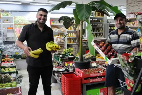 Devran und Halit Sarikaya (rechts) in ihrem Laden.