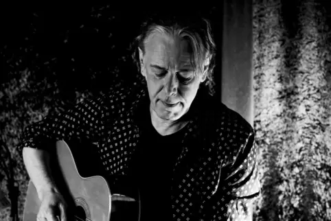 So kennt man ihn: Michael Halberstadt vertieft an seiner Gitarre. 