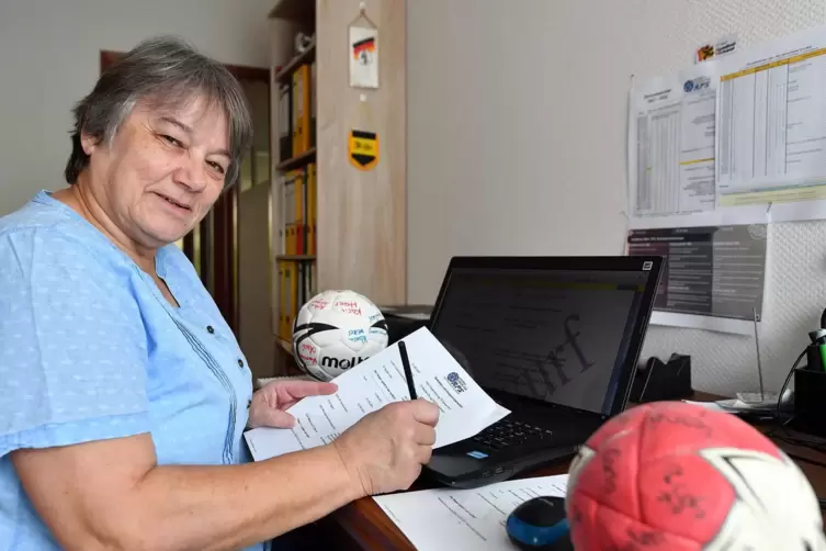 Ein Handball an jeder Seite: Christl Laubersheimer in ihrem Büro. 