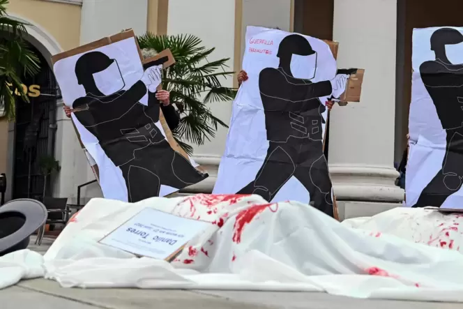Aktivisten protestieren am Donnerstag in Karlsruhe gegen den Waffenhersteller Sig Sauer. Aktivisten protestieren am Donnerstag in Karlsruhe gegen den Waffenhersteller Sig Sauer.