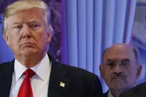 Donald Trump (links), ehemaliger US-Präsident, und Allen Weisselberg, Finanzchef der Trump-Organization, bei einer Pressekonfere