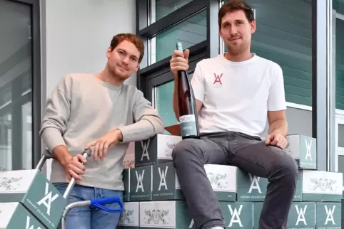 Betreiben gemeinsam das Weingut: die Brüder Michael (links) und Thomas Andres.