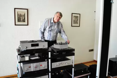 Helge Schön und seine HiFi-Anlage inklusive Bass- und elektrostatische Hoch-Lautsprecher im Wohnzimmer. Sieht teuer aus, und das