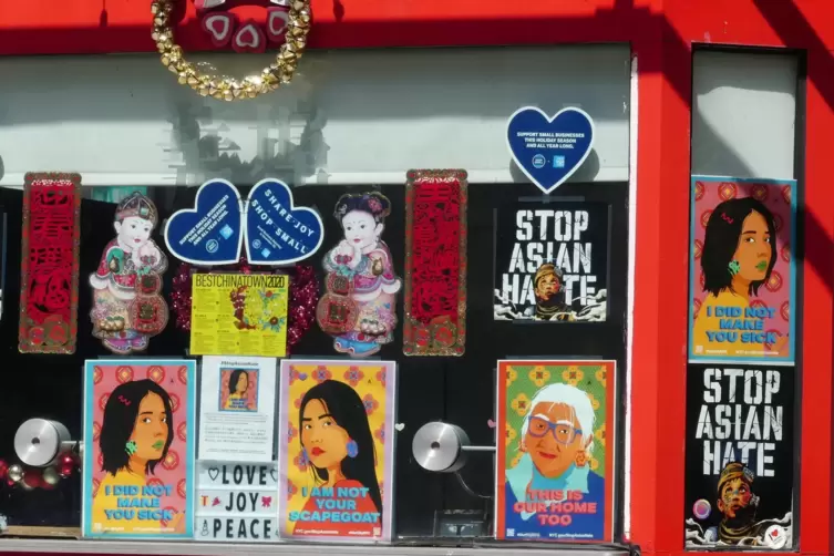 Ladendekoration in Chinatown. Auf den Plakaten steht: &bdquo;Stoppt Asiatenhass&ldquo;, &bdquo;Ich habe dich nicht krank gemacht&ldquo;, &bdquo;Ich bin nicht 