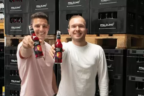 Luca Stulier (links) und Yannick Böttcher im Edenkobener Lager. Gerade ist die erste Lieferung der neuen Sorte eingetroffen. 