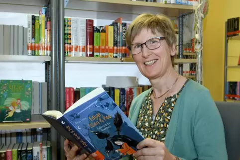 Sabine Stöckel von der Stadtbibliothek in Kirchheimbolanden freut sich auf viele Kinder, die am Lesesommer teilnehmen. Ihre Buch