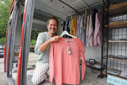Andreas Fischer verkauft Mode in seiner mobilen Boutique. 