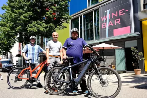 Für die Gewobau mit den neuen E-Bikes unterwegs: die beiden Hauswarte Christian Gab (links) und Jens Bernhard (rechts), in der M