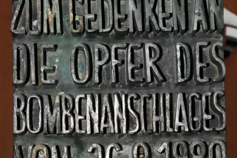 Eine Gedenktafel erinnert an die Opfer des Attentats.