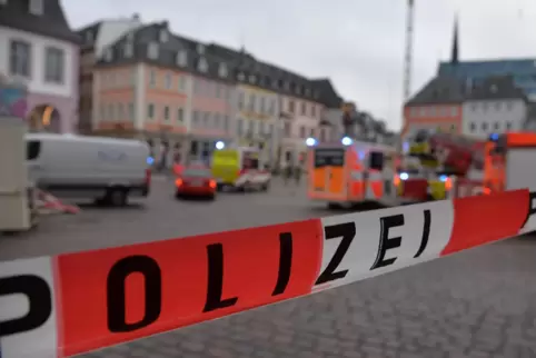 Ein Absperrband der Polizei nahe der Trierer Fußgängerzone, in der ein Autofahrer Ende 2020 mehrere Menschen erfasst und fünf Pe