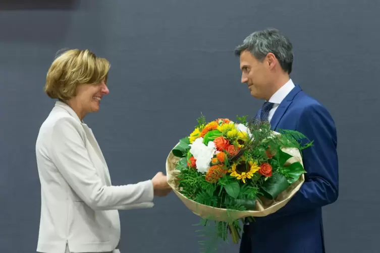 Die rheinland-pfälzische Ministerpräsidentin Malu Dreyer (SPD), Vorsitzende des ZDF-Verwaltungsrats, gratuliert dem gewählten kü
