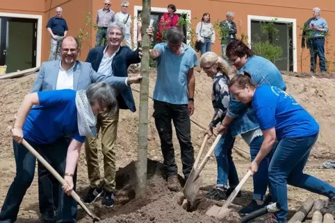 Symbolische Baumpflanzung beim neuen Hospiz: (von links) Iris Huppert, Carsten Steuer, Norbert Becker, Udo Ferber, Nicole Stein,