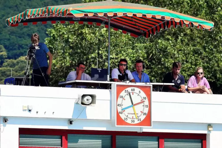 Vom Dach des Schwimmmeistergebäudes aus moderierte Benedikt Hummel die U18-Spiele im Stadionbad.