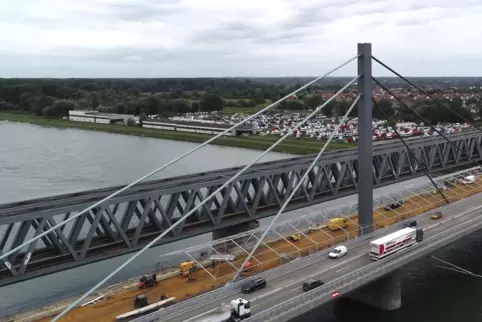 Die schon bestehende Rheinbrücke in Wörth.
