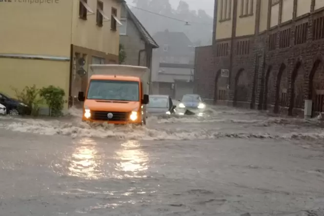 Mitte der Woche: Autos kämpfen sich in Neidenfels durch die Fluten.