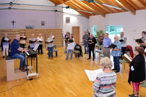 Ungewohntes Bild nach monatelangem Singen zu Hause: Chorleiter Rainer Diehl mit den Sängerinnen und Sängern der Liedertafel im D
