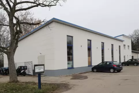 Kürzer, tiefer, Stahl- statt Massivbau, Wohnung statt Lager: die AV-Halle und die Bauabweichungen. 