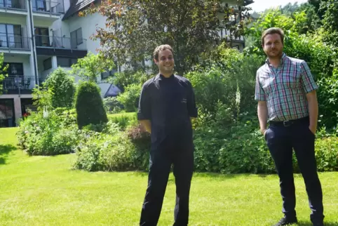 Magnus Zimmermann (links) und Jonas Strauß -hier in dem Hotelgarten- gehen mit ihrem "Waldhotel Felsentor" optimistisch in die Z