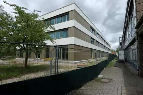 Der Neubau der IGS Kandel (links) entsteht gerade. Im nächsten Jahr soll es auch ein Ganztagsangebot geben. 
