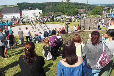 Der neue Spielplatz besteht wegen des abschüssigen Geländes aus zwei Ebenen. 