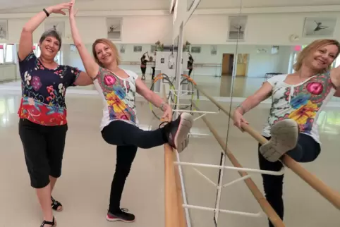 Claudia Dauth (links) hält sich mit ihrer Schwester Petra Asel im geschlossenen Tanzstudio in Grünstadt mit klassischem Ballett 