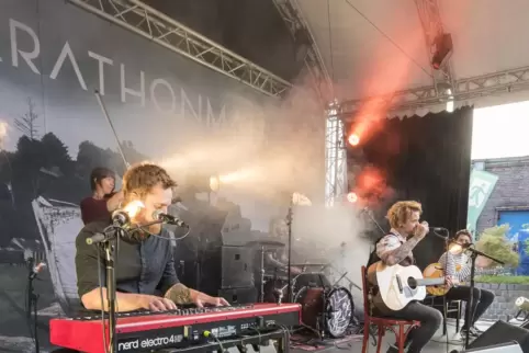 Die Musik machenden Münchner von Marathonmann – Michael Lettner, Leo Heinz, Jonathan Göres, Saskia Götz und Johannes Scheer – pu