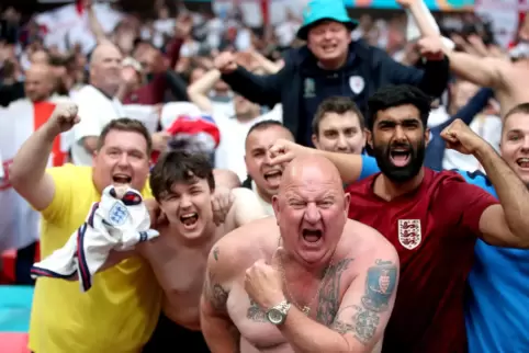 Die englischen Fans feiern ihre Nationalmannschaft, als gäbe es kein Corona mehr. Auch in den kommenden Halbfinals ist mit riesi