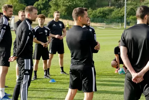 Spielertrainer Timothy Hanauer (Dritter von rechts) im Kreis seiner Spieler. Seit acht Tagen ist das Team wieder im Mannschaftst