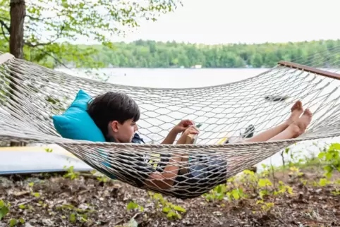 Abhängen und lesen – so lässt es sich in den Sommerferien aushalten. 