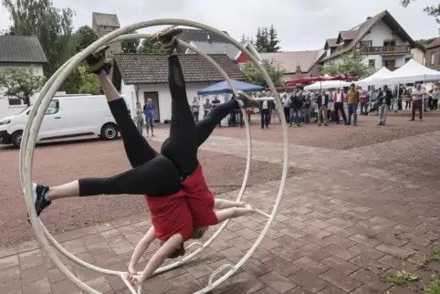 Eine Rolle zur Einweihung: Eva Groß und Jamie Ohliger vom TuS Glan-Münchweiler zeigen, was mit dem Rhönrad alles möglich ist. 