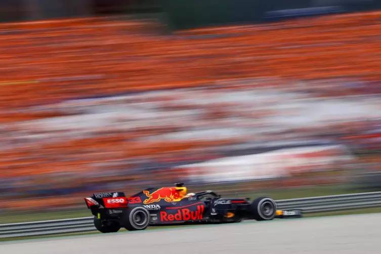 Heimspiel für den Niederländer Verstappen in Österreich: Der Red-Bull-Pilot rast an der Oranje-Wand vorbei.