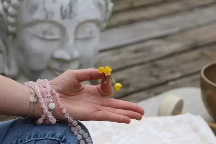 Im Einklang verbunden: Yoga, Buddhismus und Natur. 