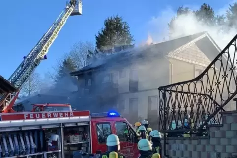 Zahlreiche Feuerwehren aus dem Nordkreis löschten den Brand eines Carports und eines Einfamilienhauses in Hinzweiler