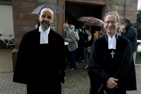 Pfarrer Carsten Schulze (links) wurde von Dekan Volker Janke offiziell ins Amt eingeführt.