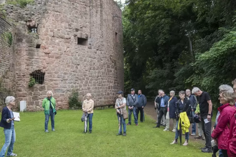 Bei der Führung auf Burg Nanstein in Landstuhl nahm Doris Koch (links) die Gäste auf literarische Weise ins Mittelalter mit. 