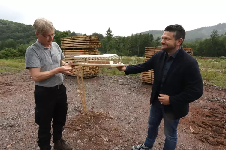 Förster Harald Düx (links) und Stadtbürgermeister Benjamin Seyfried zeigen des Modell des Forsthofs am künftigen Standort im Gew