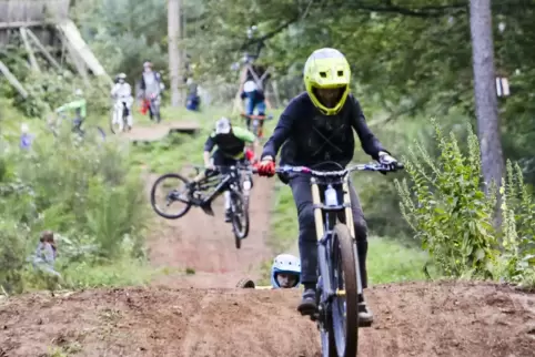 Einen bundesweit bekannten Bikepark gibt es in Trippstadt bei Kaiserslautern. Dort sind nich nur solche Sprünge möglich, sondern