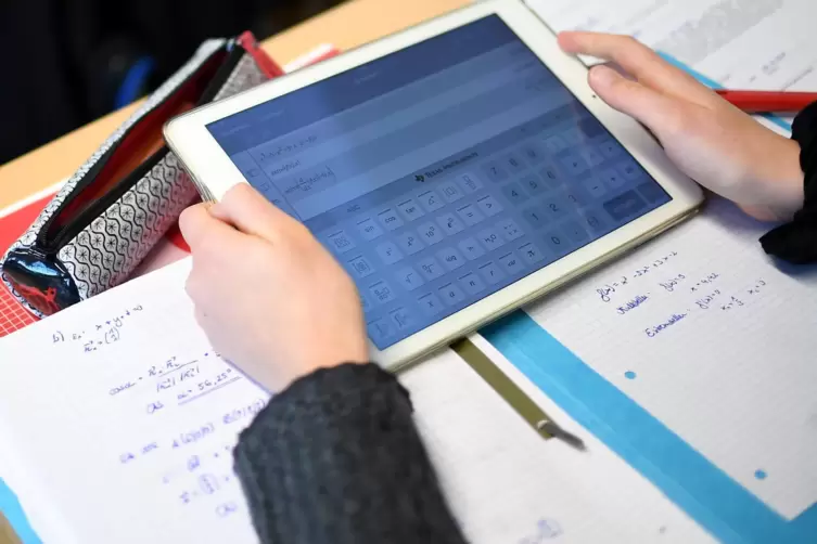 Unterricht mithilfe eines iPads: Die Tablets kamen während der Homeschooling-Zeit verstärkt zum Einsatz, spielen aber mittlerwei