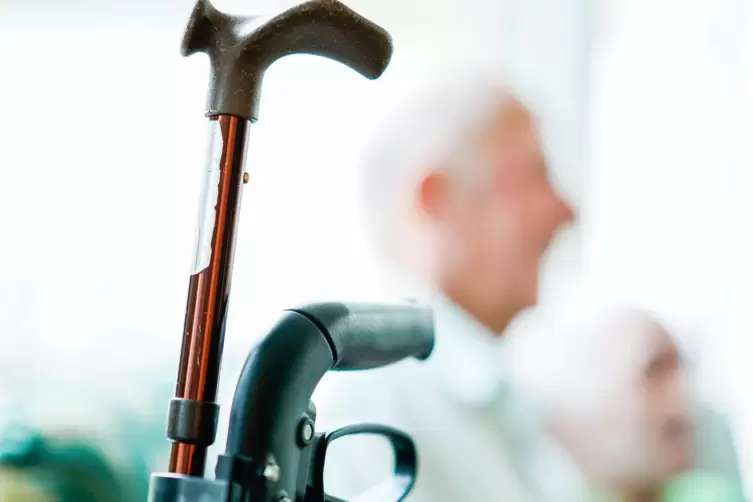 Gerade ältere Menschen nehmen Unterstützung zu Hause durch den ambulanten Pflegedienst in Anspruch. 