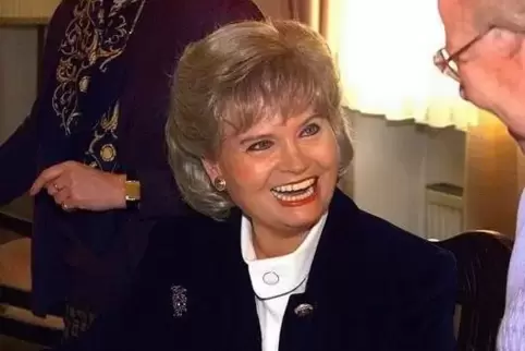 Hannelore Kohl bei einer Signierstunde für ihr Kochbuch im Pfarrhaus Oggersheim. 