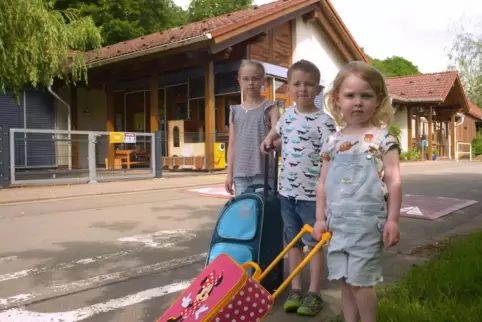 Wohnen im Kreis Kusel und besuchen die Kita im Kreis Kaiserslautern (von links): Sophia, Linus und Lucia.
