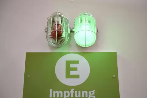  Grünes Licht: Lampe am Eingang eines Impfzentrums. 